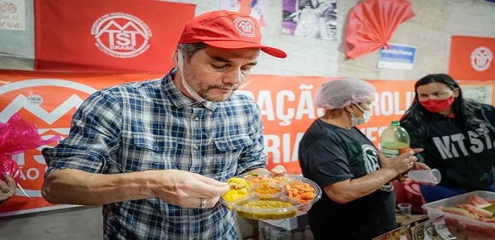 Em evento de exibição do filme Marighella, Wagner foi recebido com marmita de comida baiana com camarão e vatapá
