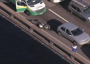 Acidente foi no sentido Niterói, na subida do Vão Central. Motorista do automóvel foi atendida pelos socorristas.