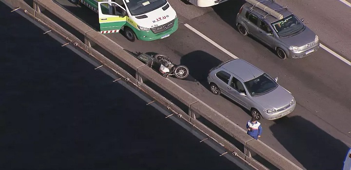 Acidente foi no sentido Niterói, na subida do Vão Central. Motorista do automóvel foi atendida pelos socorristas.