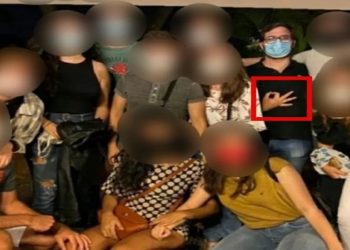 Fotos de um encontro entre alunos da Faculdade de Direito da Universidade de Brasília (UnB), que aconteceu no último sábado (6/11), rodaram as redes sociais e causaram indignação. Em uma foto em grupo, um dos alunos aparece fazendo um gesto racista com a mão.