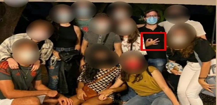 Fotos de um encontro entre alunos da Faculdade de Direito da Universidade de Brasília (UnB), que aconteceu no último sábado (6/11), rodaram as redes sociais e causaram indignação. Em uma foto em grupo, um dos alunos aparece fazendo um gesto racista com a mão.