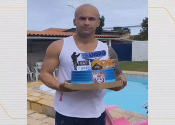 Moradores do Complexo do Salgueiro, em São Gonçalo, afirmam ter retirado pelo menos nove corpos de um manguezal no bairro das Palmeiras, na manhã desta segunda-feira (22). O fim de semana foi de tiroteios entre a Polícia Militar e traficantes. Um PM também morreu.