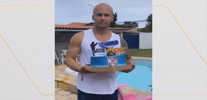 Moradores do Complexo do Salgueiro, em São Gonçalo, afirmam ter retirado pelo menos nove corpos de um manguezal no bairro das Palmeiras, na manhã desta segunda-feira (22). O fim de semana foi de tiroteios entre a Polícia Militar e traficantes. Um PM também morreu.