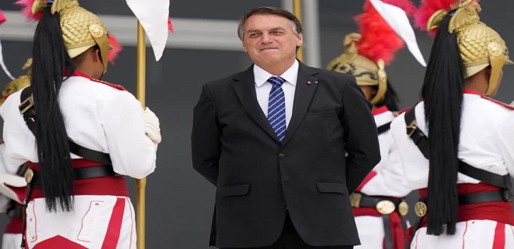 O presidente Jair Bolsonaro publicou um decreto em que condecora a si mesmo com títulos da Ordem Nacional do Mérito Científico.