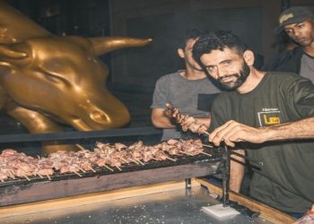 Ong faz churrasco para moradores de rua em SP
