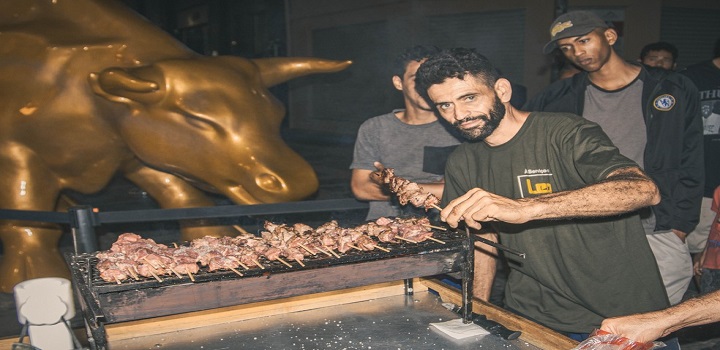 Ong faz churrasco para moradores de rua em SP