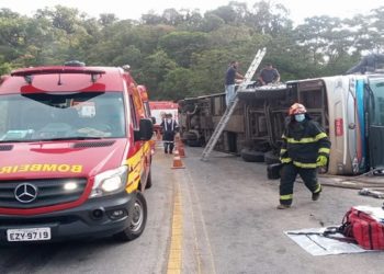 acidente ocorreu na rodovia Oswaldo Cruz, no km 75,8, na região de São Luiz do Paraitinga (SP) O ônibus da empresa Arca Turismo seguia em direção a Paraty (RJ) e transportava 66 passageiros