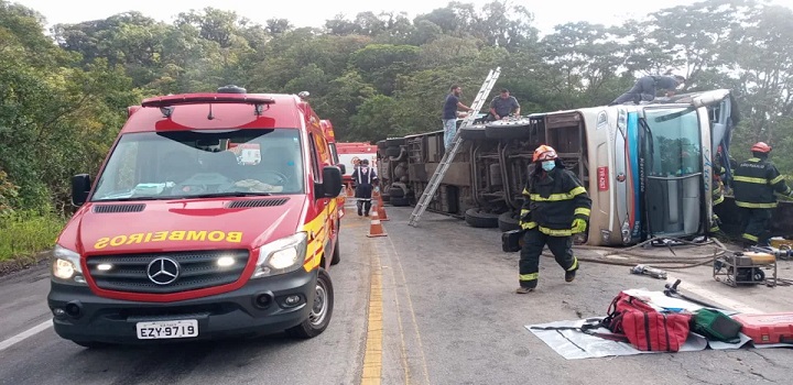 acidente ocorreu na rodovia Oswaldo Cruz, no km 75,8, na região de São Luiz do Paraitinga (SP) O ônibus da empresa Arca Turismo seguia em direção a Paraty (RJ) e transportava 66 passageiros