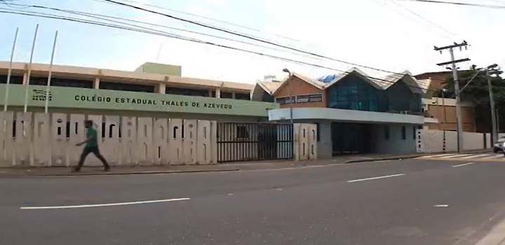 O Colégio Estadual Thales de Azevedo (CETA), que fica no bairro do Costa Azul, em Salvador, manifestou uma nota de repúdio depois que uma professora de Filosofia foi intimada em delegacia por "doutrinação feminista" e conteúdo de cunho "esquerdista"