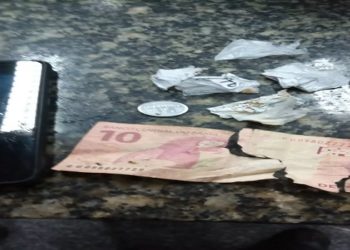 IRMÂO DO FARAÓ DOS BITCOINS: Prisão aconteceu nesta quarta-feira na comunidade do Morubá. Suspeito tentou engolir as drogas e o dinheiro que estava com ele quando viu os policiais, reagiu a prisão e entrou em luta corporal com os militares. Ele já possuía diversas passagens pela polícia.