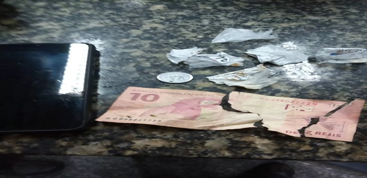 IRMÂO DO FARAÓ DOS BITCOINS: Prisão aconteceu nesta quarta-feira na comunidade do Morubá. Suspeito tentou engolir as drogas e o dinheiro que estava com ele quando viu os policiais, reagiu a prisão e entrou em luta corporal com os militares. Ele já possuía diversas passagens pela polícia.