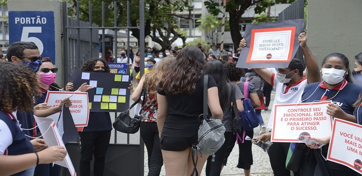 Participantes do Exame Nacional do Ensino Médio (Enem) 2021 fazem, neste domingo (28), segundo dia de avaliação, provas de matemática e de ciência da natureza. Com 45 questões, cada, as provas serão aplicadas em mais de 1,7 mil municípios