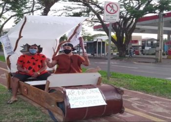 Veículo do desenho animado sobre família pré-histórica tem tração humana. Protesto aconteceu na segunda-feira (1º) e viralizou nas redes sociais.