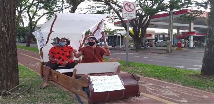 Veículo do desenho animado sobre família pré-histórica tem tração humana. Protesto aconteceu na segunda-feira (1º) e viralizou nas redes sociais.