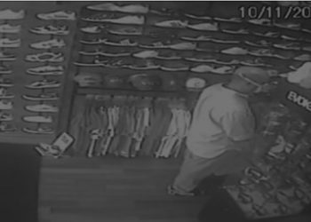 Uma loja em um shopping de Santos, no litoral de São Paulo, foi alvo de furto, e o crime foi registrado pelas câmeras de monitoramento do comércio.