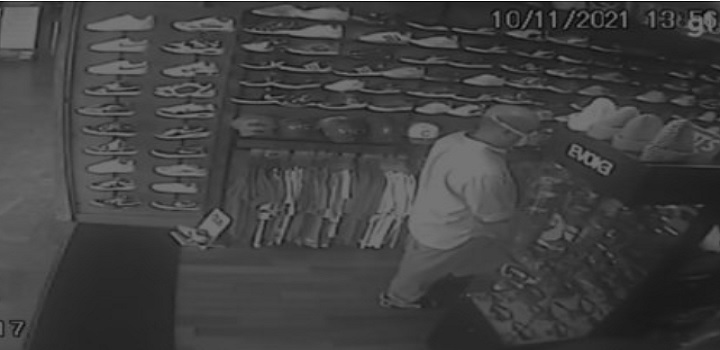 Uma loja em um shopping de Santos, no litoral de São Paulo, foi alvo de furto, e o crime foi registrado pelas câmeras de monitoramento do comércio.