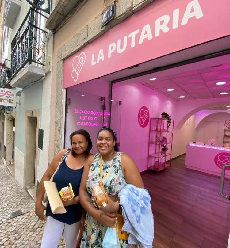 Mari e Mariza Melo vieram de longe para conhecer a loja — Foto: Cledivânia Pereira Alves/G1