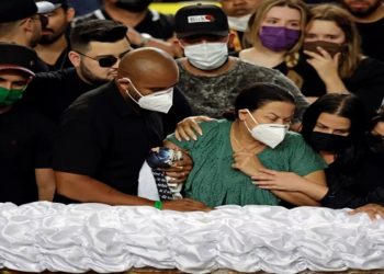 Henrique & Juliano e Maiara & Maraisa cantaram e fãs acompanharam o velório em um ginásio. Cantora de 26 anos morreu na sexta-feira em acidente de avião em Carantinga (MG).