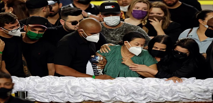 Henrique & Juliano e Maiara & Maraisa cantaram e fãs acompanharam o velório em um ginásio. Cantora de 26 anos morreu na sexta-feira em acidente de avião em Carantinga (MG).