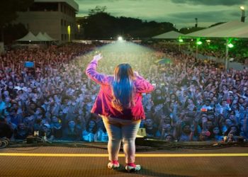 Admiradores de Marília Mendonça, que morreu na sexta (5) em um acidente aéreo, acampam, desde a madrugada deste sábado (6), em frente ao ginásio Goiânia Arena, onde ocorrerá o velório da cantora