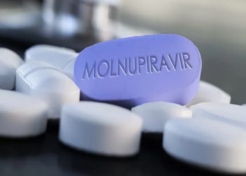 farmacêuticas MSD e Ridgeback Biotherapeutics anunciaram, nesta sexta-feira (1º), que o remédio oral chamado molnupiravir conseguiu reduzir em quase 50% o número de mortes de pacientes com casos leves a moderados de covid-19 em um estudo