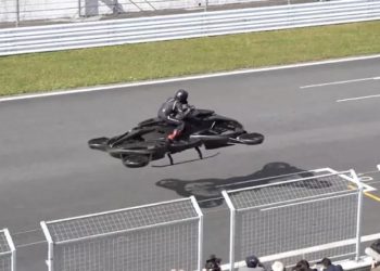 Cenas de filmes de ficção científica podem estar mais perto de se tornar realidade graças ao desenvolvimento de motos voadoras. A empresa japonesa A.L.I. Technologies demonstrou o funcionamento de uma hoverbike bem ao estilo de Star Wars num circuito de corrida perto de Tóquio.