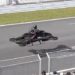 Cenas de filmes de ficção científica podem estar mais perto de se tornar realidade graças ao desenvolvimento de motos voadoras. A empresa japonesa A.L.I. Technologies demonstrou o funcionamento de uma hoverbike bem ao estilo de Star Wars num circuito de corrida perto de Tóquio.