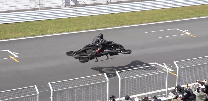 Cenas de filmes de ficção científica podem estar mais perto de se tornar realidade graças ao desenvolvimento de motos voadoras. A empresa japonesa A.L.I. Technologies demonstrou o funcionamento de uma hoverbike bem ao estilo de Star Wars num circuito de corrida perto de Tóquio.