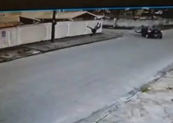 Imagens de câmeras de segurança flagraram o momento em que um motociclista é arremessado após o veículo bater em um carro de passeio em Rio das Ostras