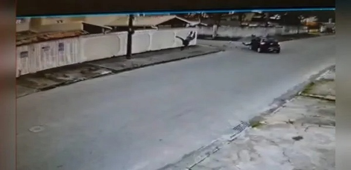 Imagens de câmeras de segurança flagraram o momento em que um motociclista é arremessado após o veículo bater em um carro de passeio em Rio das Ostras