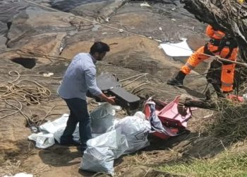 Malas, bolsas, equipamentos de informática, joias. Estes e outros pertences foram recolhidos, identificados e lacrados pelos policiais militares que fizeram o resgate no local onde caiu a aeronave que matou Marília Mendonça e mais quatro pessoas, na zona rural de Caratinga (MG), na última sexta-feira (5).