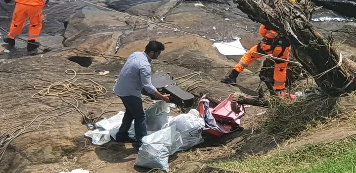 Malas, bolsas, equipamentos de informática, joias. Estes e outros pertences foram recolhidos, identificados e lacrados pelos policiais militares que fizeram o resgate no local onde caiu a aeronave que matou Marília Mendonça e mais quatro pessoas, na zona rural de Caratinga (MG), na última sexta-feira (5).