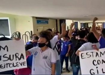 Uma professora de filosofia do colégio estadual Thales de Azevedo, em Salvador (BA), recebeu uma intimação para comparecer à Delegacia de Repressão a Crimes contra a Criança e o Adolescente (Dercca)