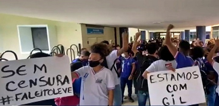 Uma professora de filosofia do colégio estadual Thales de Azevedo, em Salvador (BA), recebeu uma intimação para comparecer à Delegacia de Repressão a Crimes contra a Criança e o Adolescente (Dercca)