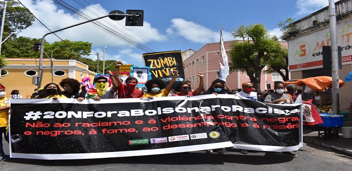 Contra Jair Bolsonaro (sem partido) e contra o racismo. Essas são as principais bandeiras das manifestações de rua deste sábado (20), Dia da Consciência Negra, em todo o Brasil.