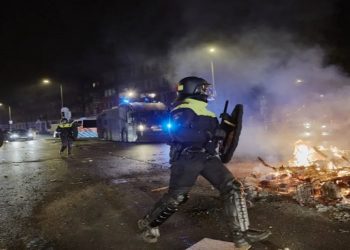 Nos Países Baixos, cinco policiais ficaram feridos durante confrontos
