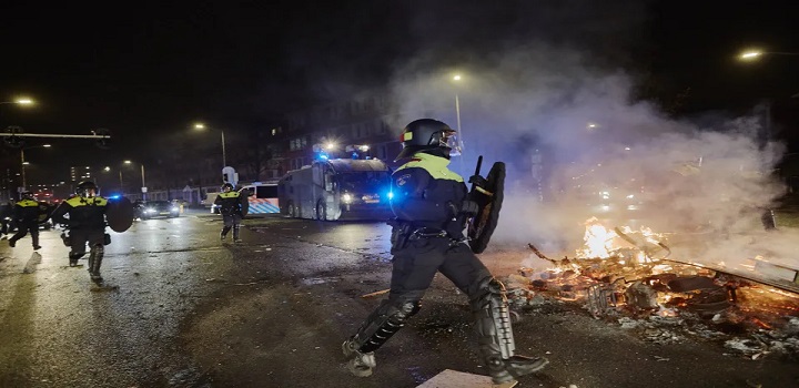 Nos Países Baixos, cinco policiais ficaram feridos durante confrontos