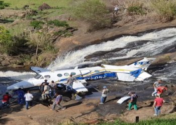 Avião de pequeno porte caiu em uma cachoeira na zona rural de Piedade de Caratinga — Foto: Redes Sociais