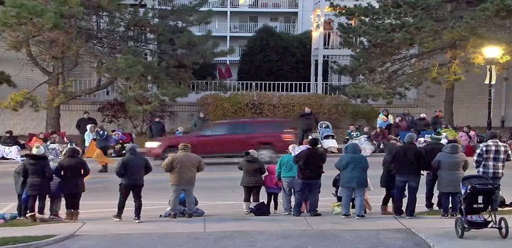Várias pessoas foram atropeladas na cidade de Waukesha, incluindo crianças e idosos