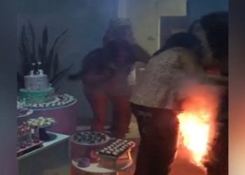 Um chá revelação quase terminou em tragédia no fim do mês passado, quando o vestido da grávida pegou fogo durante a festividade.