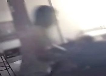 Uma babá de 18 anos foi presa, pela Polícia Militar do Distrito Federal (PMDF), por maus-tratos a um bebê de 5 meses, na tarde desta segunda-feira (22), no Cruzeiro Novo