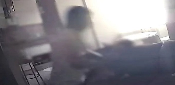 Uma babá de 18 anos foi presa, pela Polícia Militar do Distrito Federal (PMDF), por maus-tratos a um bebê de 5 meses, na tarde desta segunda-feira (22), no Cruzeiro Novo