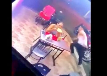 cASAL ASSALTADO E MULHER CONTINUA COMENDO NO RJ
