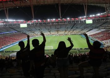Torcida do Flamengo canta música homofóbica