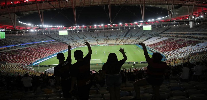 Torcida do Flamengo canta música homofóbica