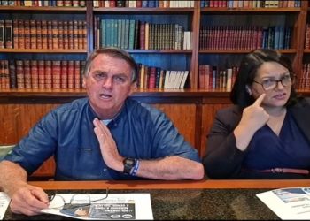 Jair Bolsonaro critica quem acredita nas vacinas