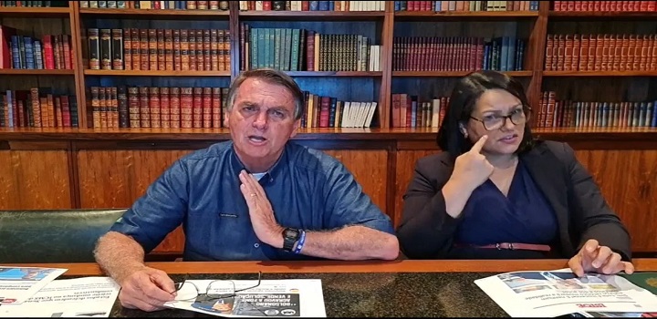 Jair Bolsonaro critica quem acredita nas vacinas