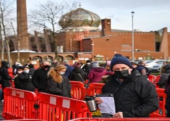 O número diário de casos confirmados de Covid-19 atingiu altas recordes nos Estados Unidos, em partes da Europa e na Austrália agora que a variante Ômicron se dissemina fora de controle, mantendo trabalhadores em casa e provocando temores de novas quarentenas ao redor do mundo.
