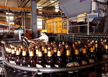 Falta de vidro complica entregas de cerveja long neck e preocupa os bares na chegada do verão