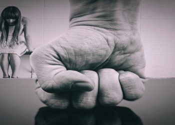 Homem trancou a porta e colocou lençóis nas janelas para que vizinhos não vissem o que estava ocorrendo. Além de socos e pontapés, agressor usou uma faca durante a sessão de tortura